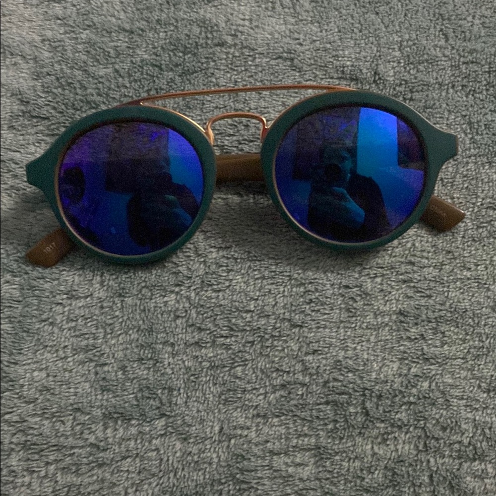 Round Sunglasses with Blue Lenses